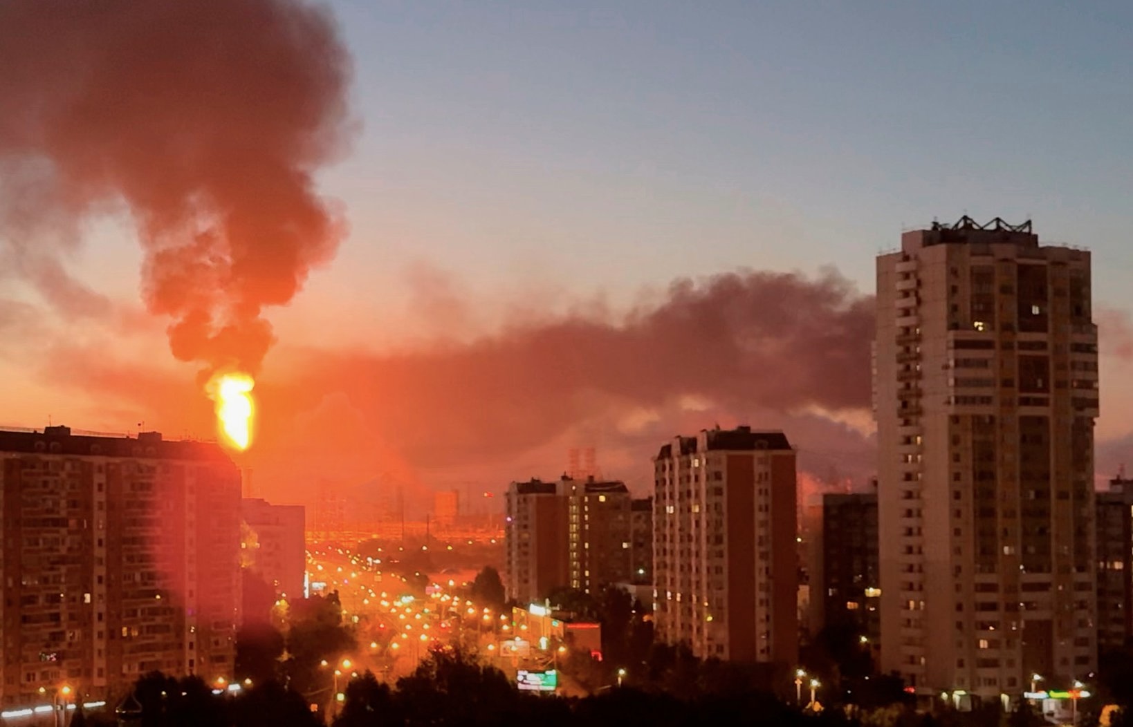Ucrania ejecuta el mayor ataque de drones contra Moscú; golpea refinería Gazpromneft y desata incendios masivos Ucrania ejecuta el mayor ataque de drones contra Moscú; golpea refinería Gazpromneft y desata incendios masivos