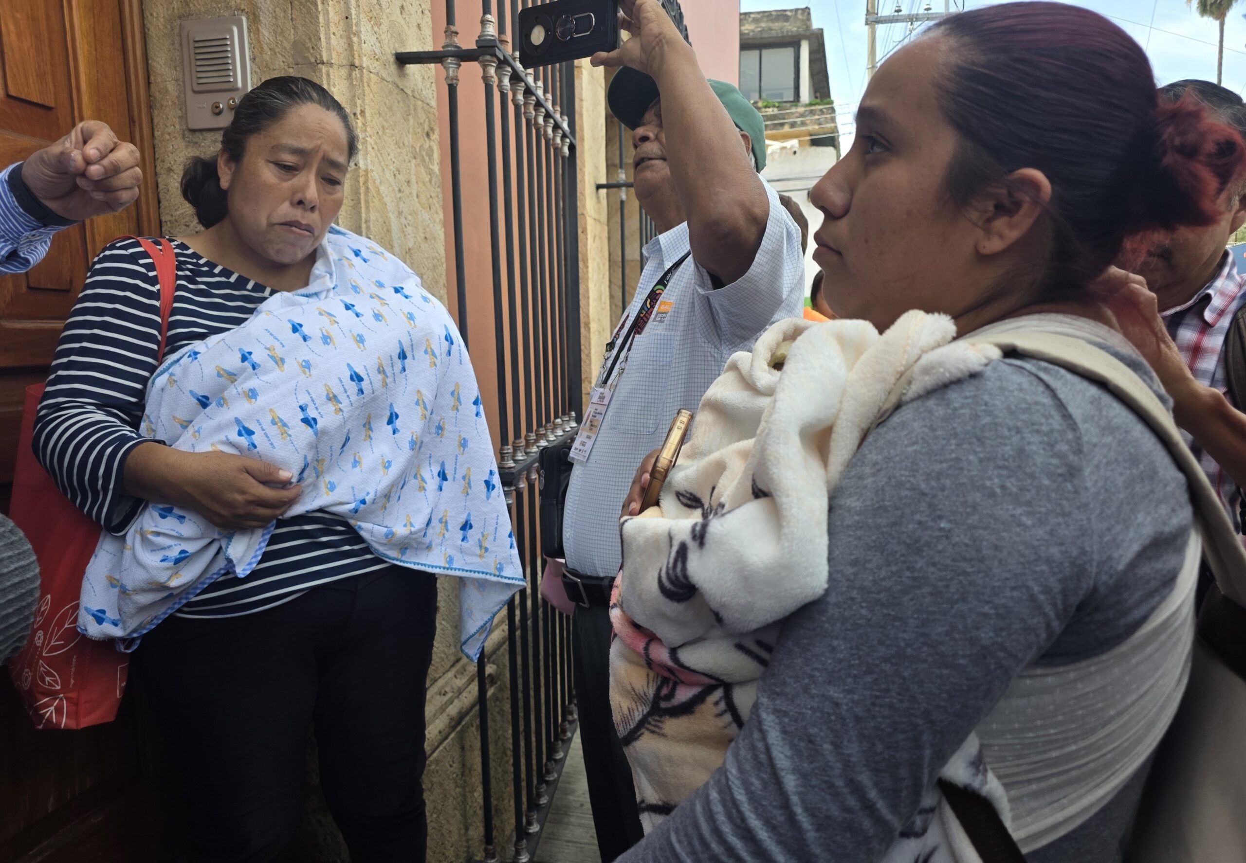 Protestan en el centro de Oaxaca por la falta de tamiz neonatal en hospitales de IMSS-Bienestar Protestan en el centro de Oaxaca por la falta de tamiz neonatal en hospitales de IMSS-Bienestar