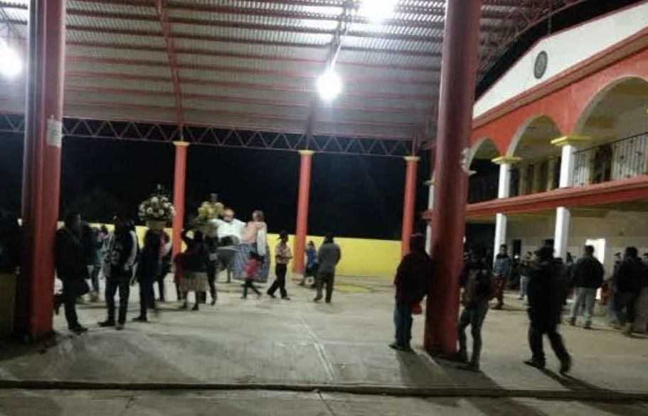 Pobladores de Santa Cecilia Jalieza, Oaxaca, retienen a 25 agentes de investigación tras ejecutar un cateo judicial Pobladores de Santa Cecilia Jalieza, Oaxaca, retienen a 25 agentes de investigación tras ejecutar un cateo judicial