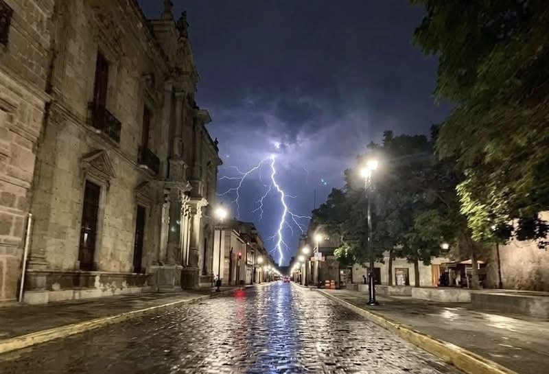 Oaxaca, entre estados con mayor riesgo de muerte por rayos, revela estudio de la UNAM Oaxaca, entre estados con mayor riesgo de muerte por rayos, revela estudio de la UNAM