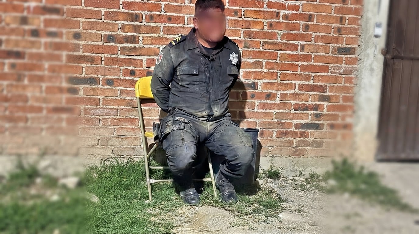 Pobladores retienen a un policía estatal tras disparos a topiles en San Dionisio Ocotepec, Oaxaca, esta madrugada Pobladores retienen a un policía estatal tras disparos a topiles en San Dionisio Ocotepec, Oaxaca, esta madrugada