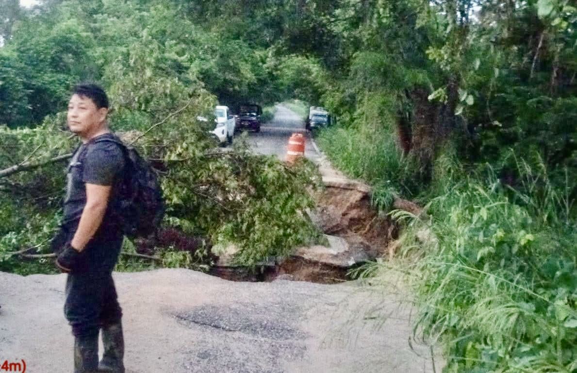 Colapsa tramo carretero de Río Grande hacia Santa Catarina Juquila, Oaxaca, por las intensas lluvias registradas