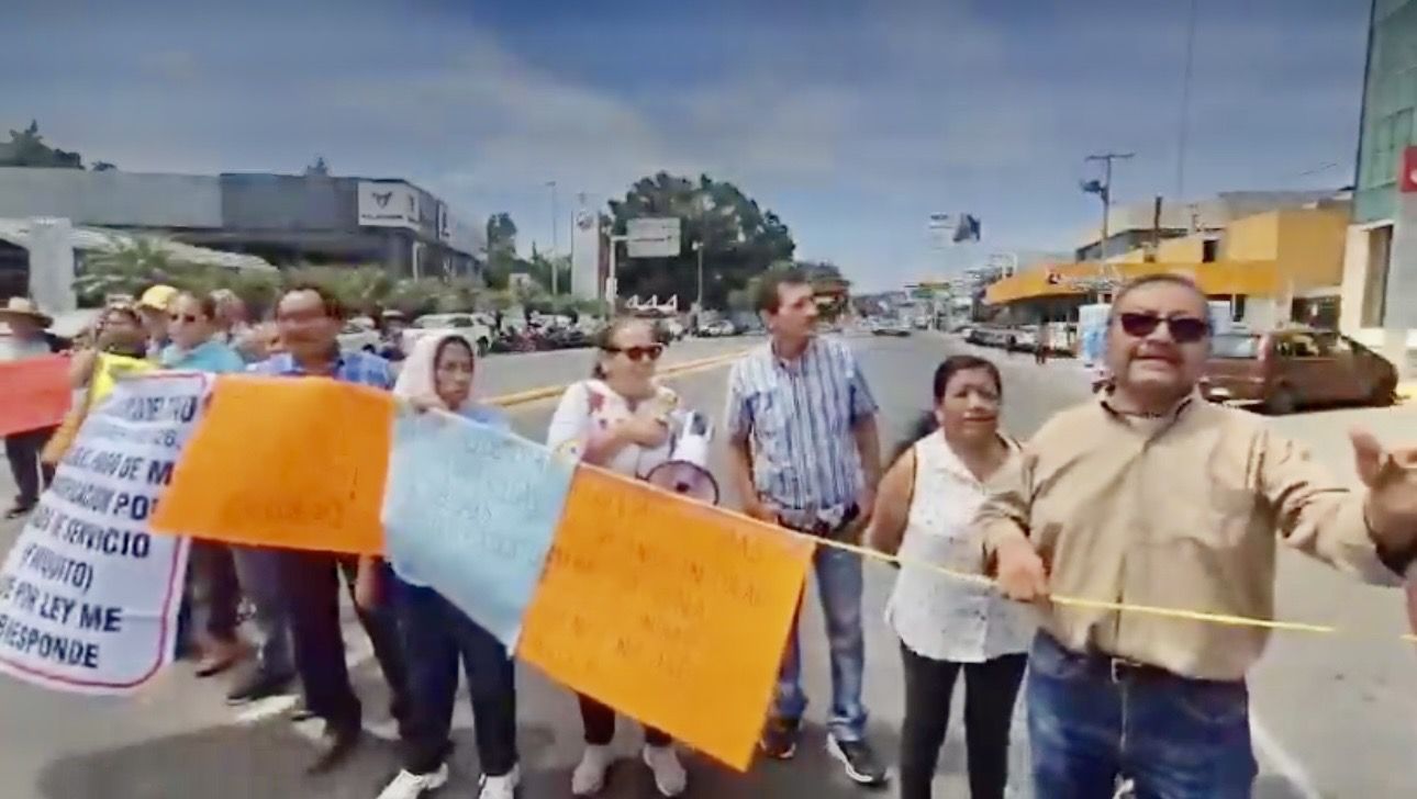 Falta de pago de finiquitos provoca bloqueo de jubilados del Cobao en Avenida Universidad de Oaxaca
