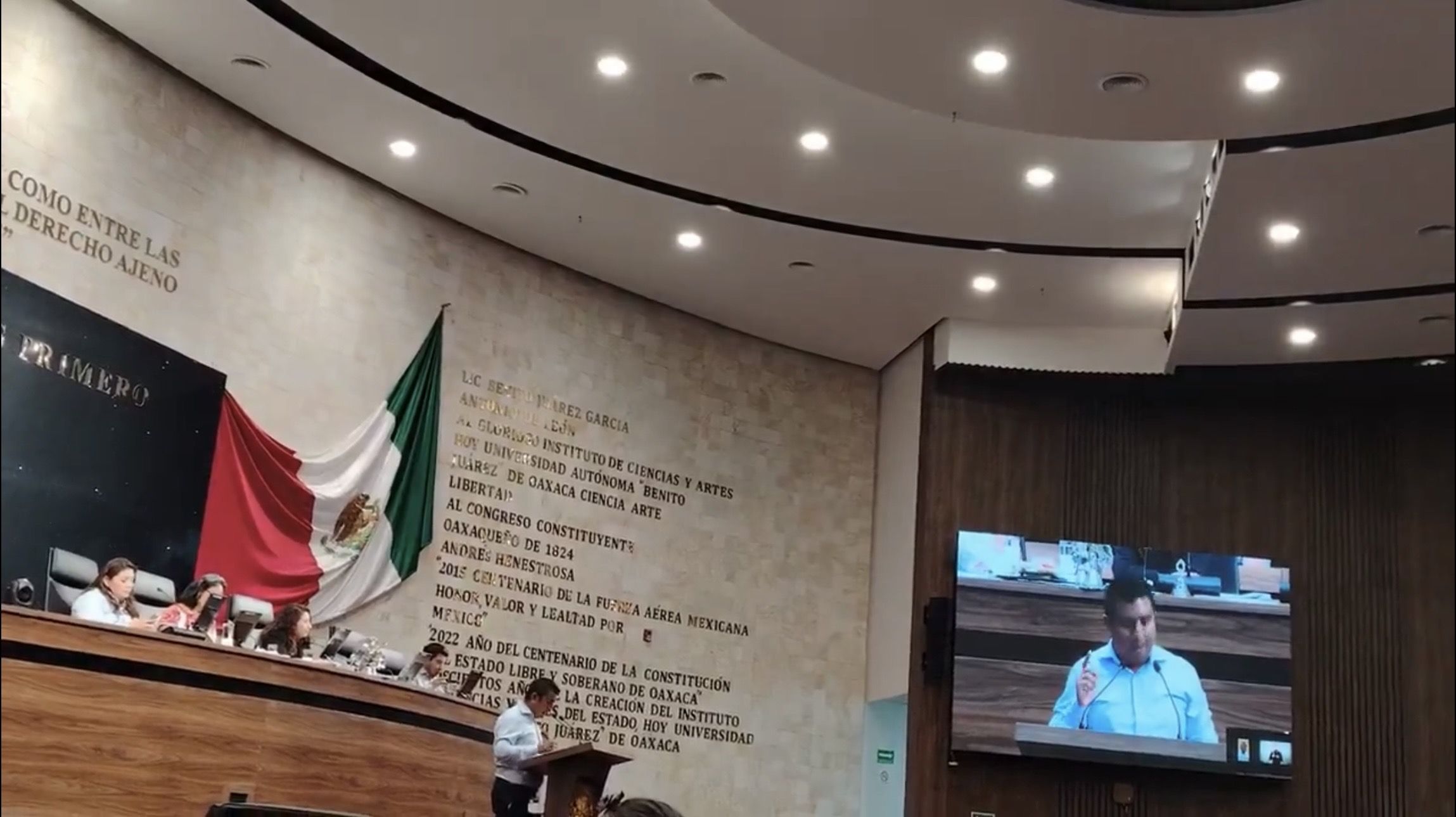 Congreso de Oaxaca exige a Semovi y alcaldes a que sancionen a plazas comerciales por cobrar estacionamiento Congreso de Oaxaca exige a Semovi y alcaldes a que sancionen a plazas comerciales por cobrar estacionamiento