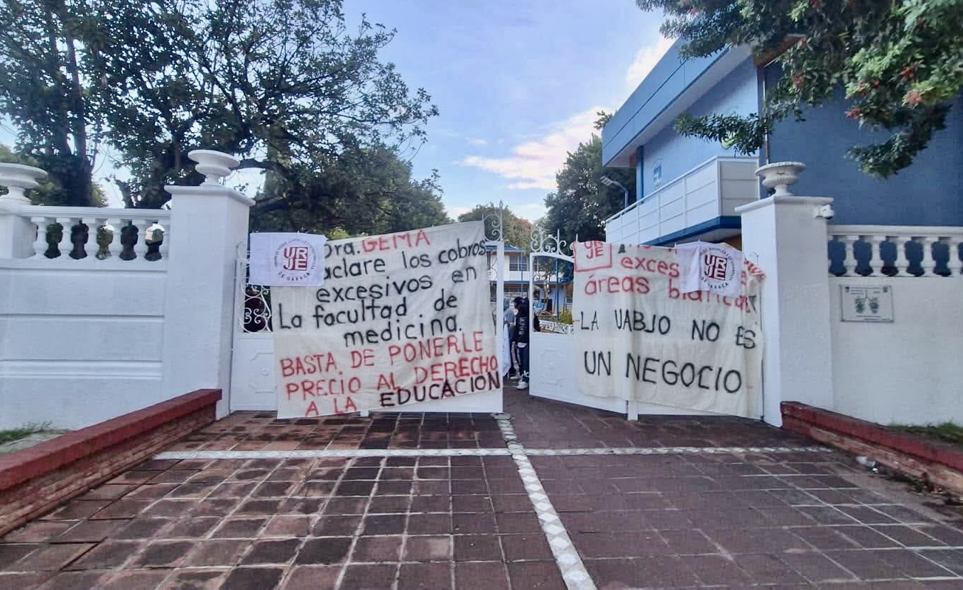 Estudiantes de Medicina de la UABJO estallan contra la corrupción y cobros excesivos de directivos