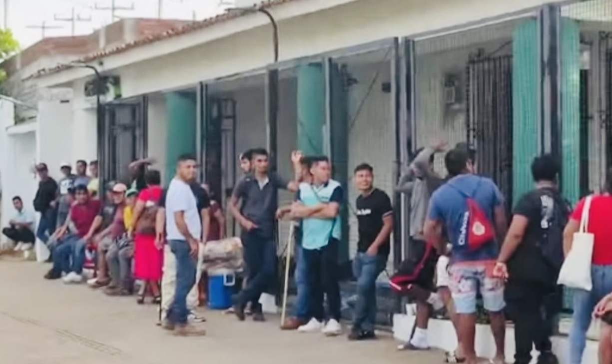 Habitantes de San Antonio La Montaña, en Oaxaca, protestan en oficinas de la CFE por falta de luz eléctrica