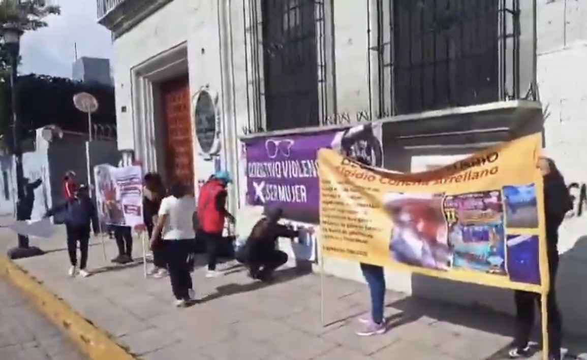 Colectivo Violencia por Ser Mujer denuncia a Elpidio Concha como deudor alimentario ante jueces en Oaxaca Colectivo Violencia por Ser Mujer denuncia a Elpidio Concha como deudor alimentario ante jueces en Oaxaca