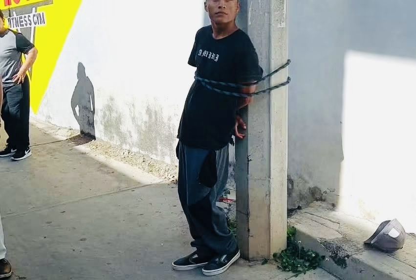 Vecinos de Tlacolula de Matamoros amarran a poste a presunto ladrón en callejón norte tras intento Vecinos de Tlacolula de Matamoros amarran a poste a presunto ladrón en callejón norte tras intento