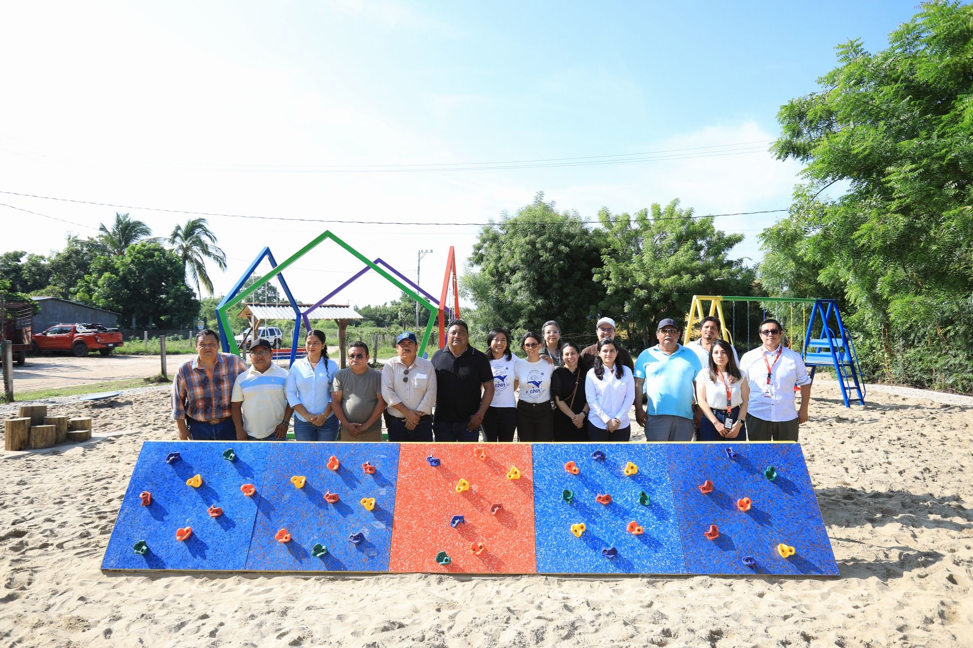 Inauguran en Bajos de Chila, Oaxaca, un nuevo espacio recreativo fabricado con plástico reciclado comunitario