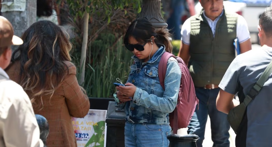 Publican en el DOF restricción de celulares en primarias y secundarias; incluye disposiciones para educación media superior