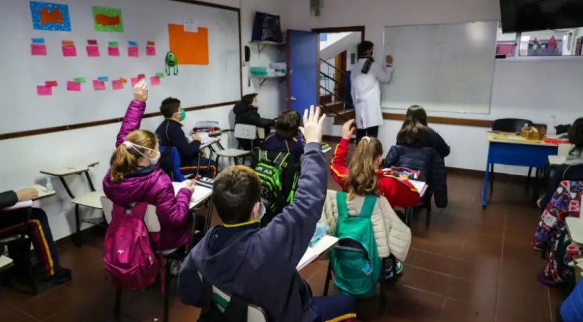 Dinamarca quiere prohibir los celulares en las escuelas tras resultados de prueba PISA
