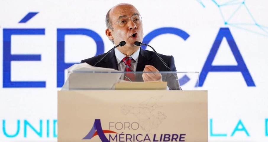«México está regresando a una nueva versión de la dictadura perfecta», dice Calderón en foro del PAN; electricistas se manifiestan «México está regresando a una nueva versión de la dictadura perfecta», dice Calderón en foro del PAN; electricistas se manifiestan