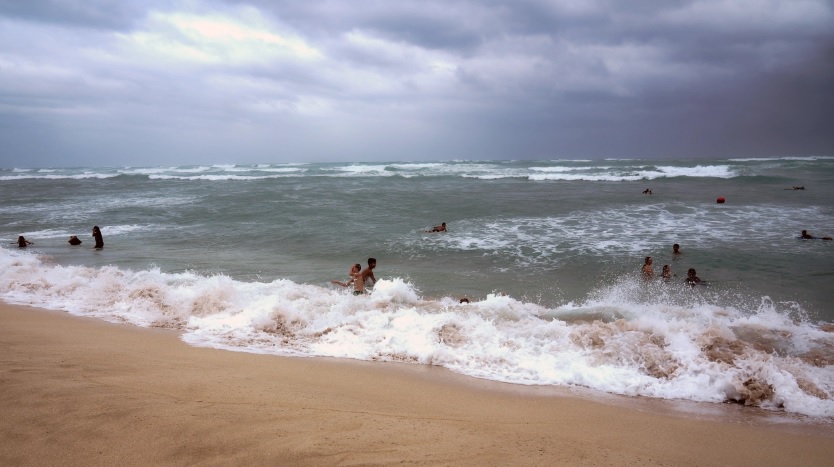 Huracán Lowell azota islas occidentales de Hawái mientras se adentra más en el Pacífico Huracán Lowell azota islas occidentales de Hawái mientras se adentra más en el Pacífico