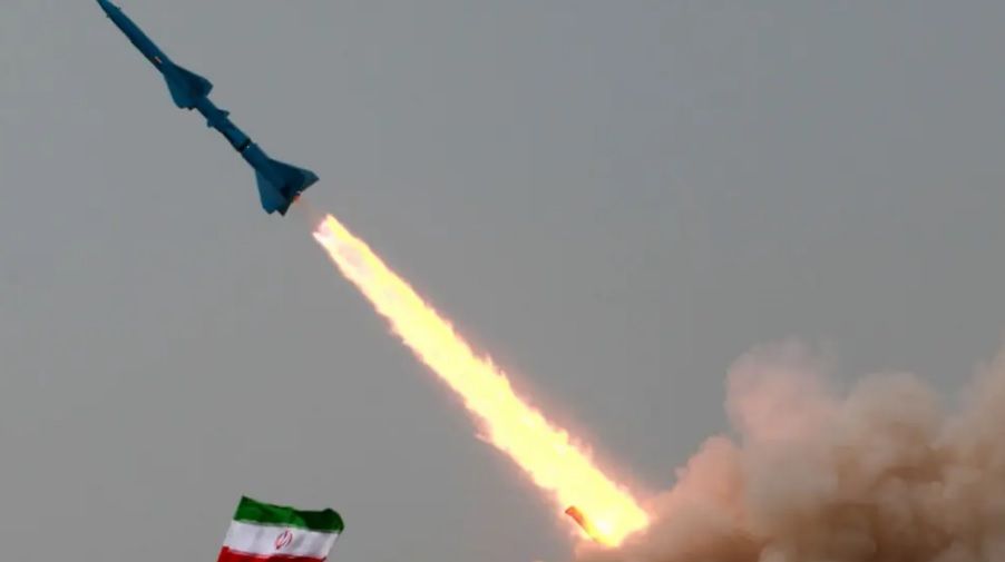 Pese a amenazas de Trump, Irán ataca objetivos militares estadounidenses en Kuwait Pese a amenazas de Trump, Irán ataca objetivos militares estadounidenses en Kuwait