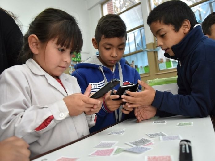 Ven precipitado freno a celulares en las escuelas; especialistas critican el tono prohibicionista