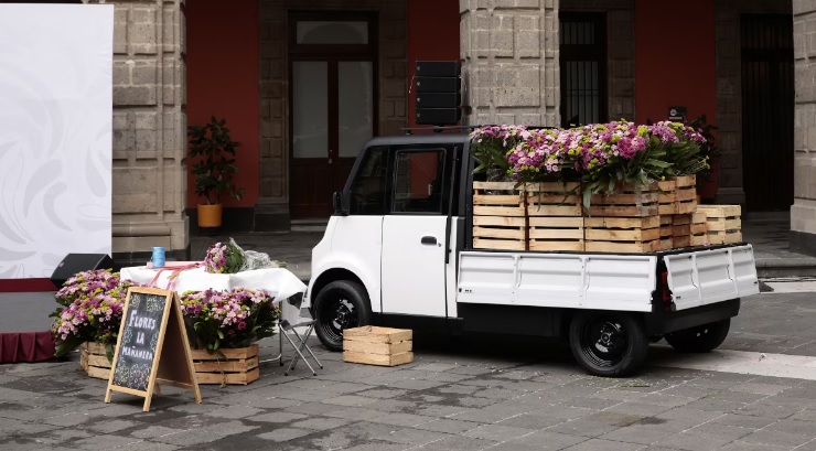 Sheinbaum presenta Olinia Carga, modelo para transporte de mercancías; este será su precio