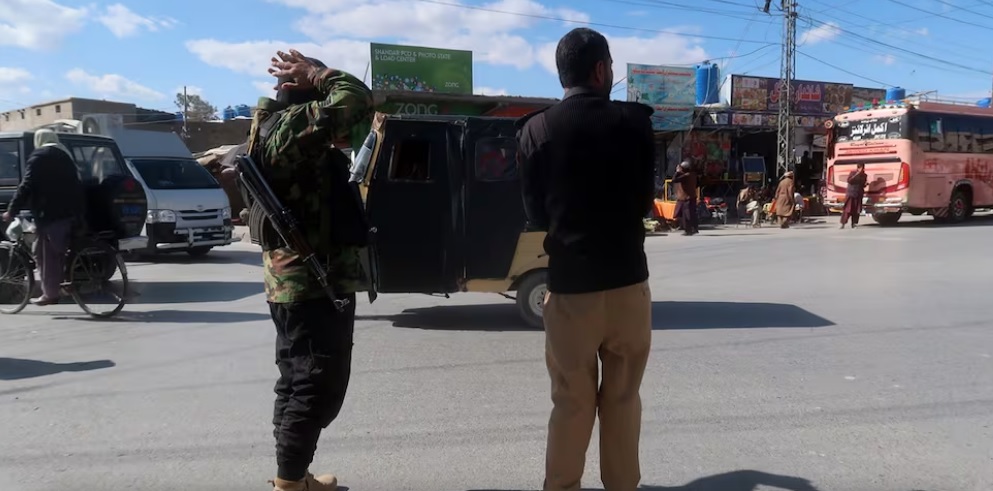 Atentado suicida contra recinto policial en Paquistán deja al menos 17 muertos y 73 heridos; usan vehículo cargado con explosivos Atentado suicida contra recinto policial en Paquistán deja al menos 17 muertos y 73 heridos; usan vehículo cargado con explosivos