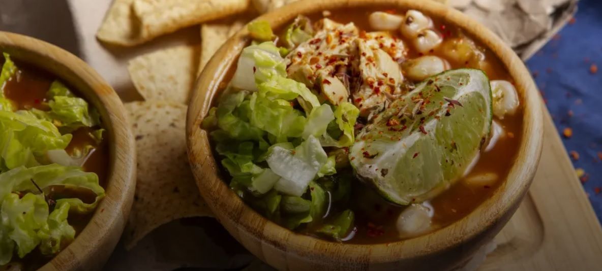 El pozole: El platillo que convirtió el maíz en símbolo de la cocina mexicana El pozole: El platillo que convirtió el maíz en símbolo de la cocina mexicana