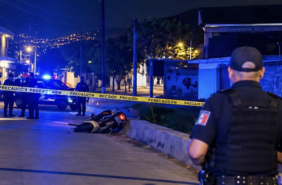 Acribillan a pareja en la colonia Ejidal de San Martín Mexicapam, en Oaxaca capital; viajaban en motocicleta Acribillan a pareja en la colonia Ejidal de San Martín Mexicapam, en Oaxaca capital; viajaban en motocicleta