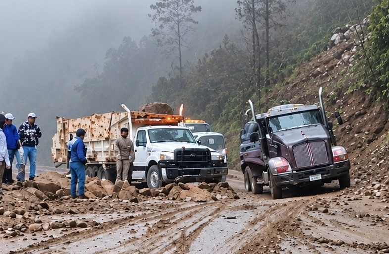 Carretera Tuxtepec-Oaxaca intransitable por lluvias, derrumbes y deslaves; alertan alto riesgo de accidentes Carretera Tuxtepec-Oaxaca intransitable por lluvias, derrumbes y deslaves; alertan alto riesgo de accidentes