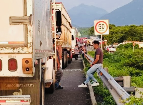 Tercer día de bloqueo en El Caracol paraliza la región del Istmo oaxaqueño; fallan negociaciones entre Sego y comunidades Tercer día de bloqueo en El Caracol paraliza la región del Istmo oaxaqueño; fallan negociaciones entre Sego y comunidades