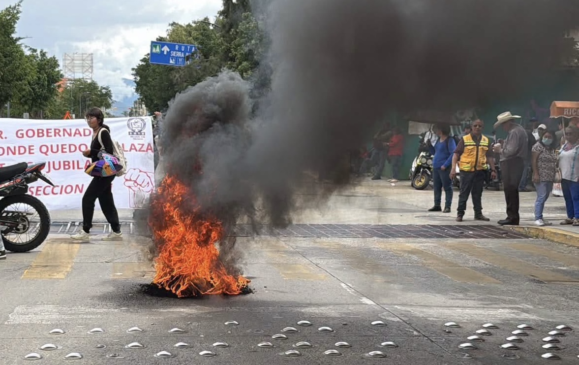 Jubilados de la Sección 22 bloquean avenida en Oaxaca y exigen asignación transparente de plazas educativas Jubilados de la Sección 22 bloquean avenida en Oaxaca y exigen asignación transparente de plazas educativas