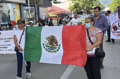 Trabajadores del IMSS marchan en Oaxaca para exigir mejores condiciones laborales y abasto de medicamentos en clínicas