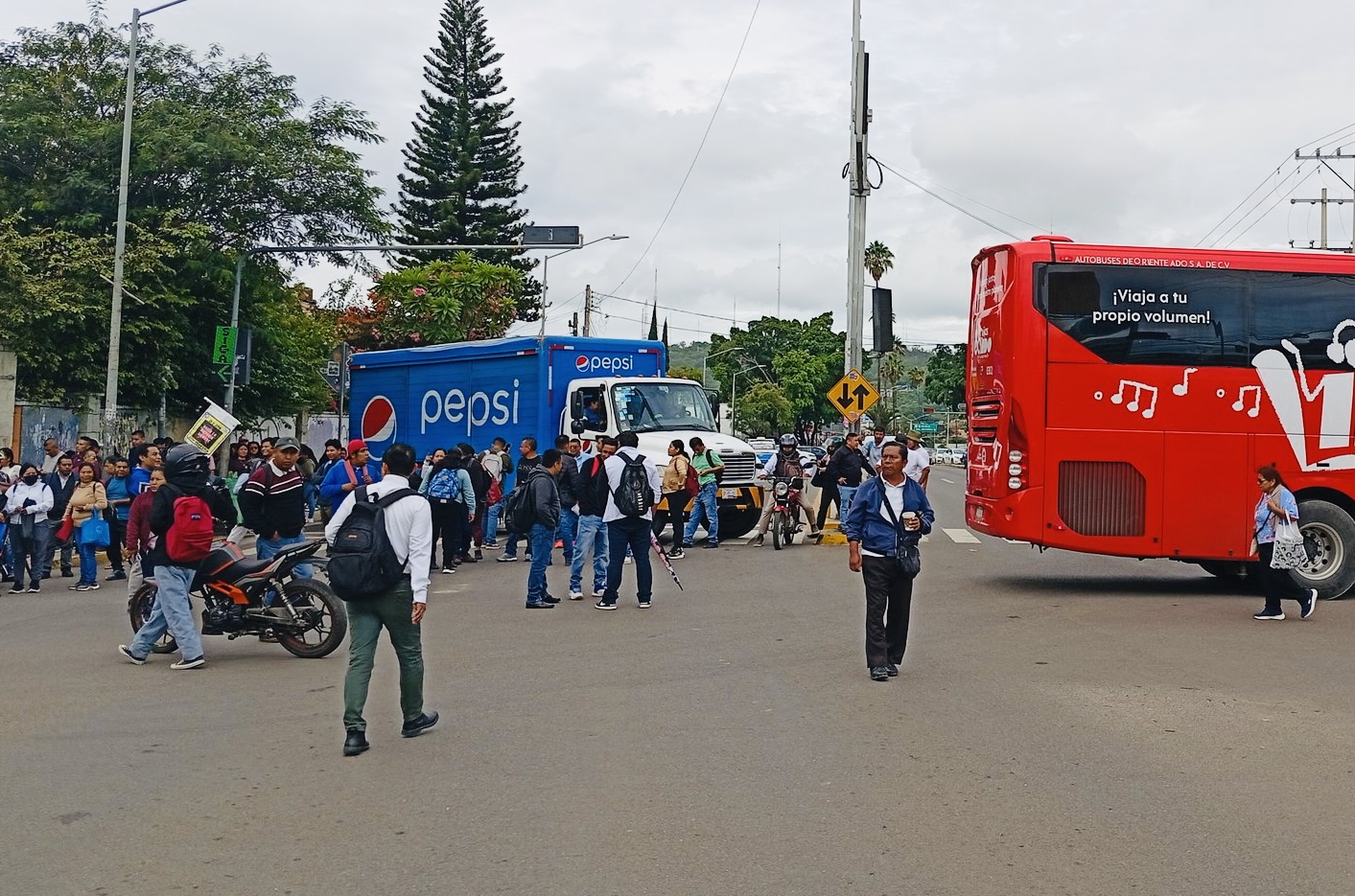 Maestros de Educación Indígena reinician bloqueos en estadio, ADO y Fonapas por paro de 72 horas Maestros de Educación Indígena reinician bloqueos en estadio, ADO y Fonapas por paro de 72 horas