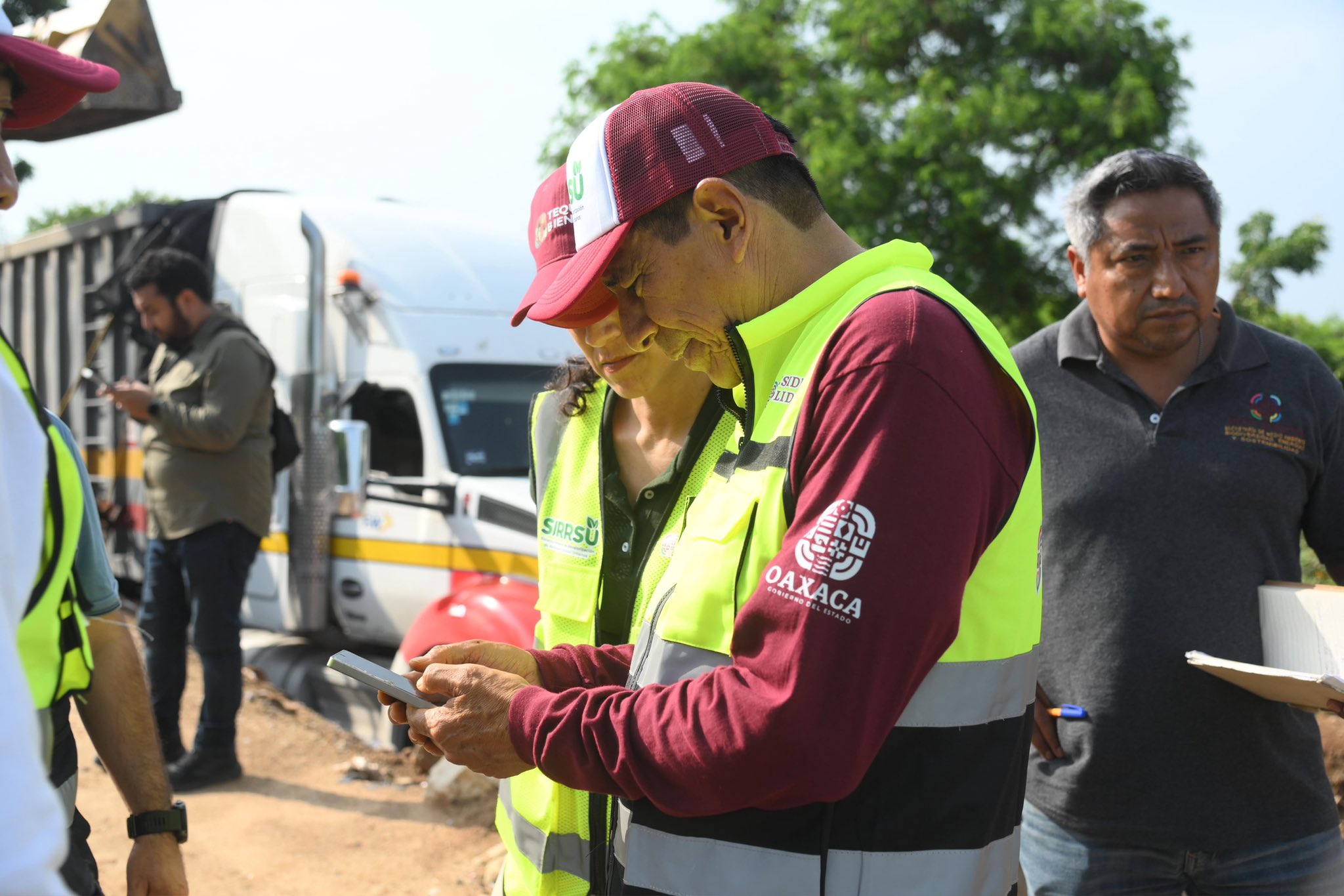 Gobernador Salomón Jara encabeza Mega Tequio Limpiando Puerto Escondido; retiran 570 toneladas acumuladas de basura Gobernador Salomón Jara encabeza Mega Tequio Limpiando Puerto Escondido; retiran 570 toneladas acumuladas de basura