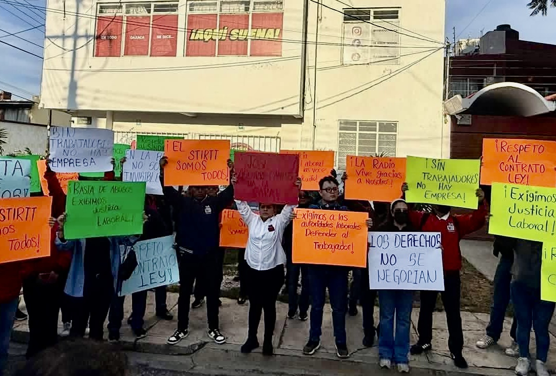 STIRTT Oaxaca protesta en La Z 97.7 por despidos y exige respeto al Contrato Ley laboral STIRTT Oaxaca protesta en La Z 97.7 por despidos y exige respeto al Contrato Ley laboral