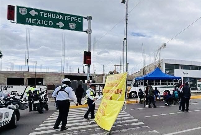 Sección 22 bloquea seis puntos en Oaxaca capital y exige auditoría al IEEPO por plazas irregulares Sección 22 bloquea seis puntos en Oaxaca capital y exige auditoría al IEEPO por plazas irregulares