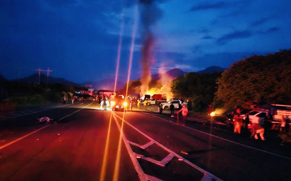 Comunidades mixes-zapotecas de Oaxaca mantienen por cuarto día el bloqueo carretero en Puente Caracol de Tehuantepec