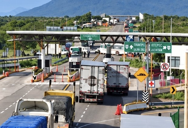 Bloqueo carretero cumple segundo día; doce comunidades exigen electricidad y pavimentación en el Istmo oaxaqueño