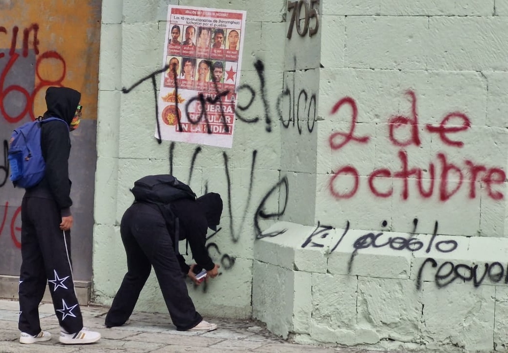 Normalistas de ENEPO, ENEE y CENEO marchan en Oaxaca por el 2 de octubre; pintarrajean bardas y fachadas