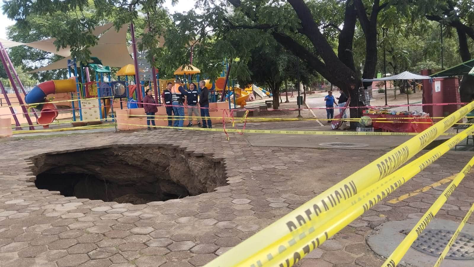 Protección Civil acordonó enorme socavón en Parque del Amor junto a primaria Hermanos Flores Magón