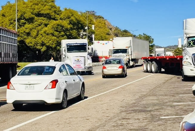 Bloqueo de transportistas a la caseta de Huitzo corta conexión por supercarretera entre Oaxaca y Puebla