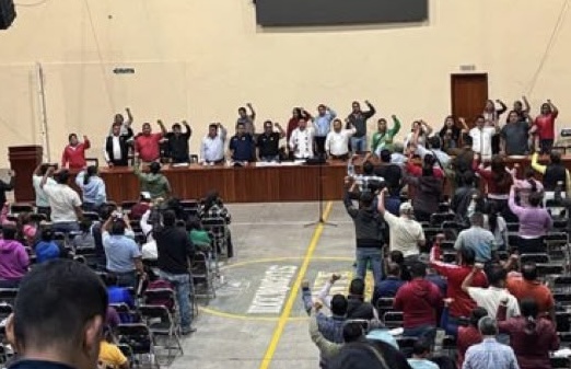 Maestros de la Sección 22 levantan plantón del Zócalo de Oaxaca y marchan hoy desde la Macroplaza de Santa Lucía