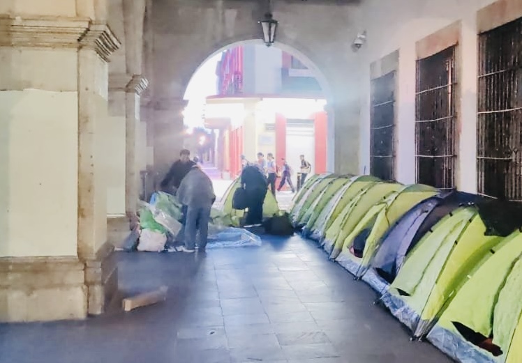 Docentes indígenas de la Sección 22 instalan plantón de 72 horas en el Zócalo de Oaxaca de Juárez