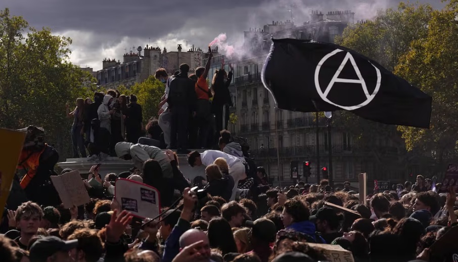 Policías lanzan gases lacrimógenos contra estudiantes atrincherados en Francia; jóvenes toman la Bastilla y las protestas siguen Policías lanzan gases lacrimógenos contra estudiantes atrincherados en Francia; jóvenes toman la Bastilla y las protestas siguen