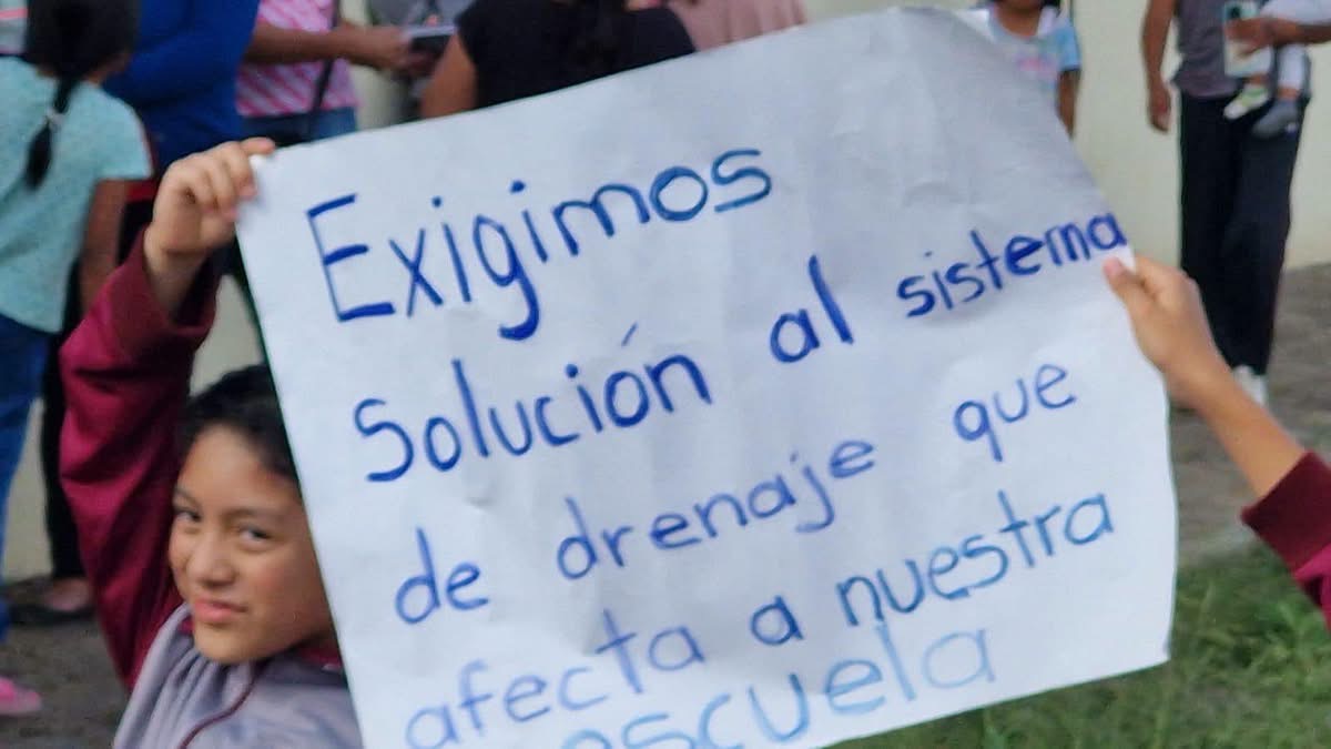 Aguas negras inundan primaria Melchor Ocampo en San Martín Mexicapan, en Oaxaca capital; demandan desasolve Aguas negras inundan primaria Melchor Ocampo en San Martín Mexicapan, en Oaxaca capital; demandan desasolve