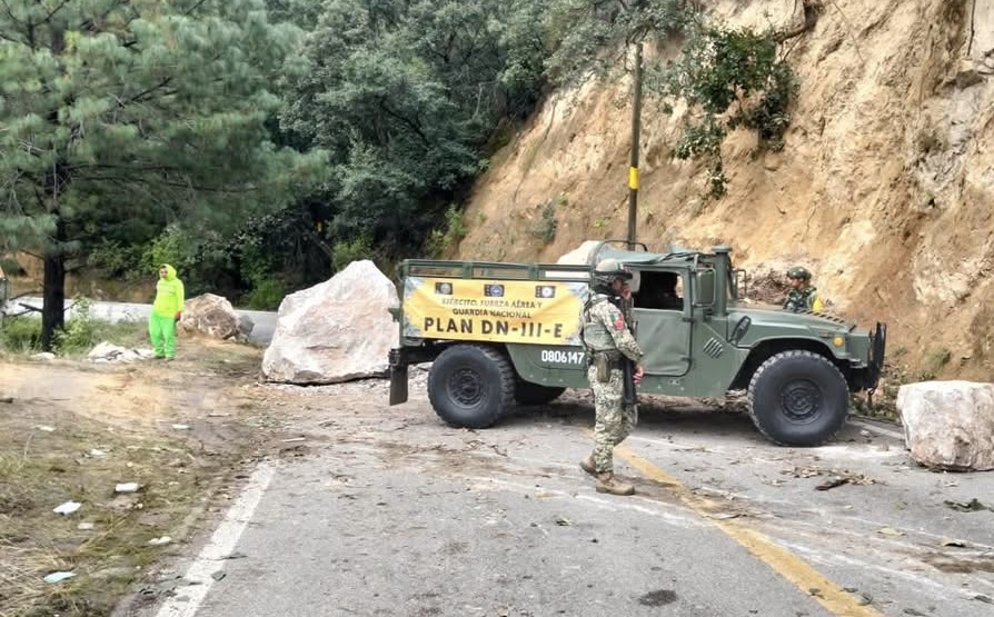 Derrumbe en Cerro Metate afecta el tránsito en la federal federal 175 Oaxaca-Puerto Ángel a la altura de Miahuatlán