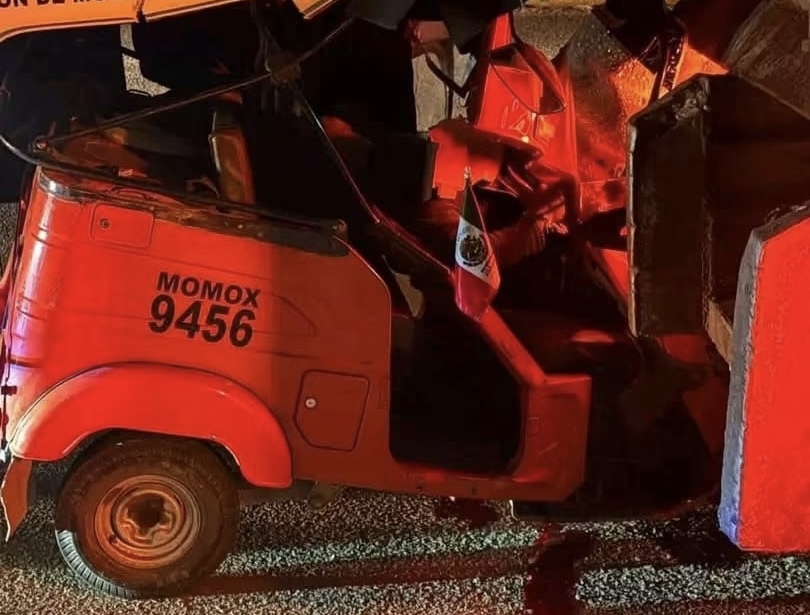 Mototaxista muere al impactarse contra volteo estacionado en entrada de Tlacolula de Matamoros, la noche de este sábado Mototaxista muere al impactarse contra volteo estacionado en entrada de Tlacolula de Matamoros, la noche de este sábado