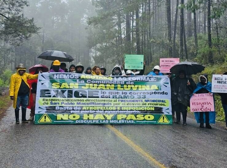 San Juan Luvina bloquea parcialmente la carretera Oaxaca-Tuxtepec; exige entrega de recursos municipales del Ramo 33
