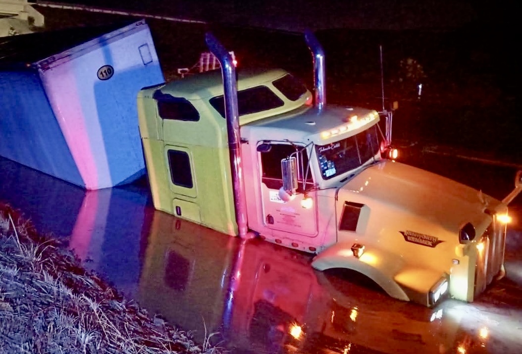 Cierre total en la supercarretera Cuacnopalan-Oaxaca por inundación en Palmar de Bravo tras lluvia intensa