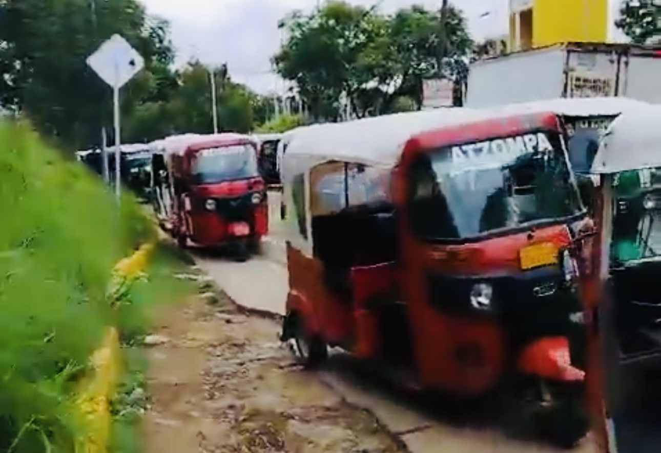 Se enfrentan mototaxistas de Atzompa y San Martín por disputa de rutas en Oaxaca capital; balazos, gritos y empujones Se enfrentan mototaxistas de Atzompa y San Martín por disputa de rutas en Oaxaca capital; balazos, gritos y empujones