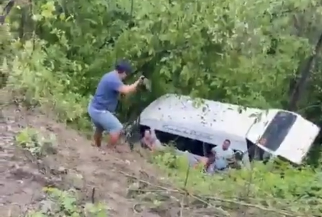 Volcadura de una Urvan de Rápidos de Pochutla dejó varios heridos sobre la carretera Costera, a la altura de Chacalapa Volcadura de una Urvan de Rápidos de Pochutla dejó varios heridos sobre la carretera Costera, a la altura de Chacalapa