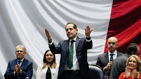 Escobar destapa a Raúl Bolaños-Cacho Cué como propuesta del Verde a la gubernatura de Oaxaca Escobar destapa a Raúl Bolaños-Cacho Cué como propuesta del Verde a la gubernatura de Oaxaca
