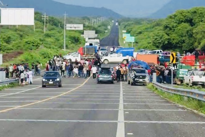 Oaxaca registra bloqueos múltiples por Día de las Resistencias; toman casetas Huitzo, Ventanilla y Tuxtepec Oaxaca registra bloqueos múltiples por Día de las Resistencias; toman casetas Huitzo, Ventanilla y Tuxtepec