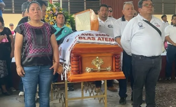 Exigen justicia durante emotivo homenaje luctuoso al profesor Leví Peralta, asesinado en secundaria de Oaxaca Exigen justicia durante emotivo homenaje luctuoso al profesor Leví Peralta, asesinado en secundaria de Oaxaca