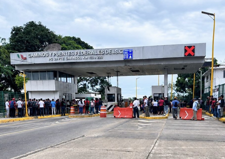Pobladores de San Felipe de León bloquean la caseta de cobro m de Puente Caracol en Tuxtepec, exigiendo obras viales